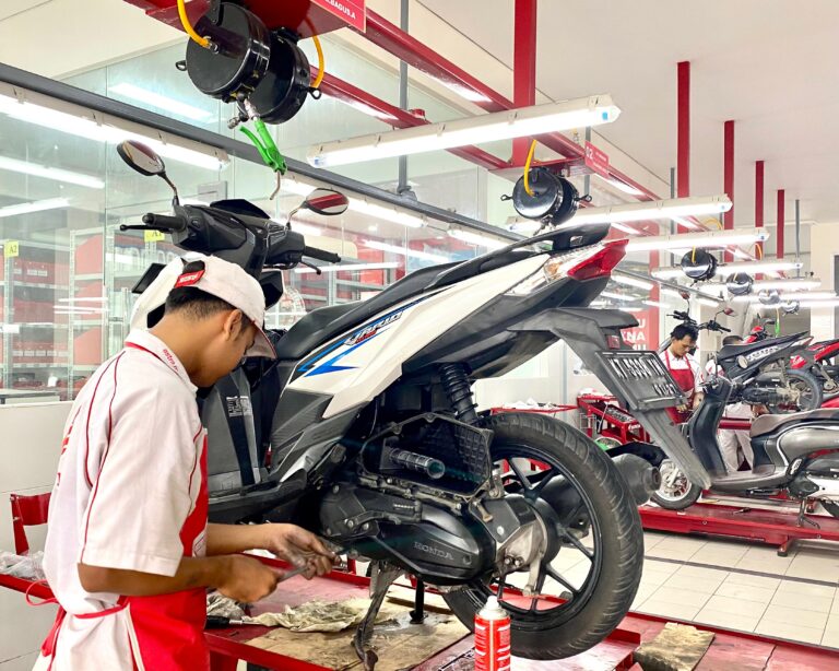 Ilustrasi Servis Motor