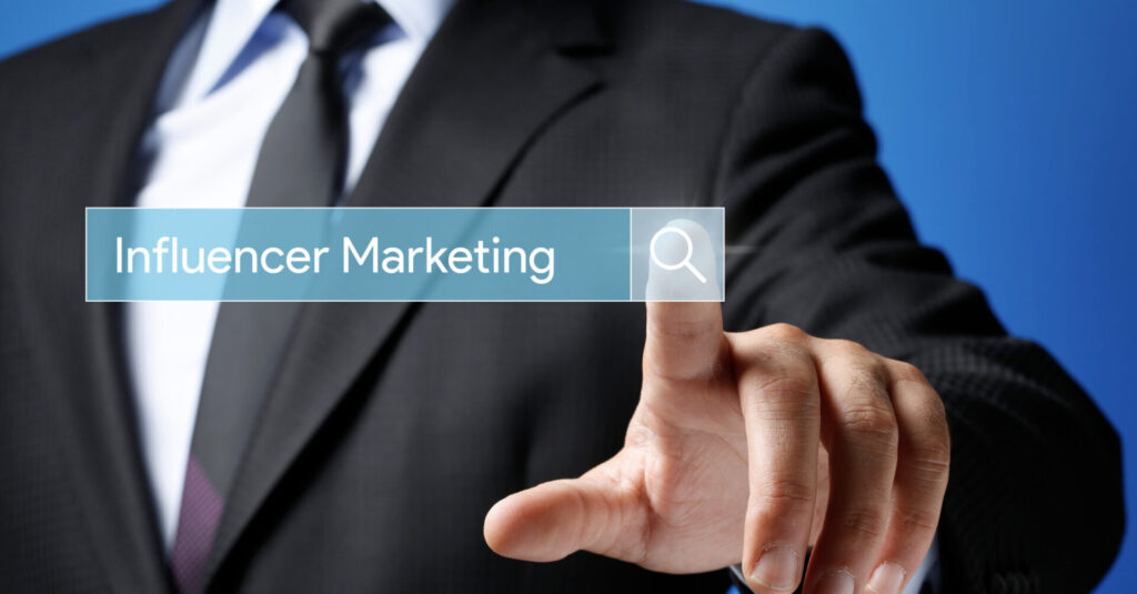 Ilustrasi konsep influencer marketing sebagai strategi pencarian informasi digital di era media sosial.