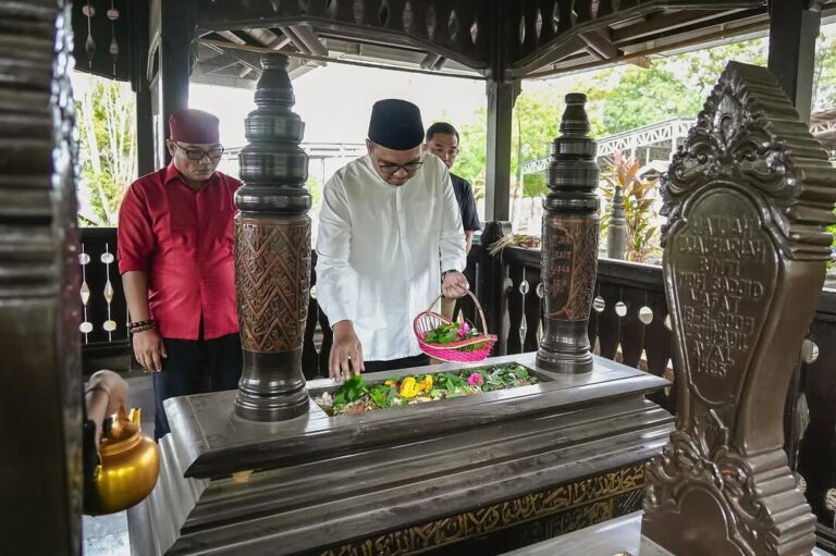 Calon Bupati Kukar Aulia Rahman Basri Ziarah Ke Makam Pak Kaning