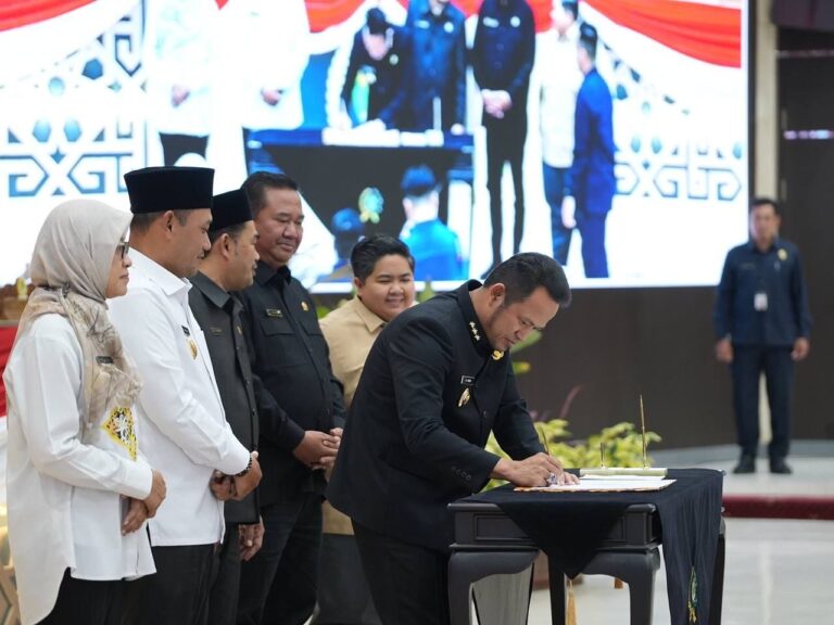 Penandatanganan RPJMD Kaltim antara Gubernur Rudy Mas'ud dan Pimpinan DPRD Kaltim