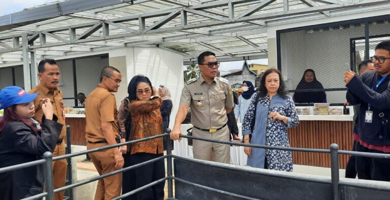 Wali Kota Samarinda, Andi saat meninjau langsung Taman Para'an. (ist)
