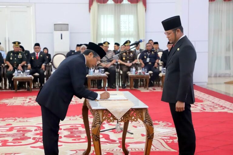 Gubernur Kaltim, Rudy Mas'ud saat melantik Kepala BPKP Edy Suharto. (Istimewa)