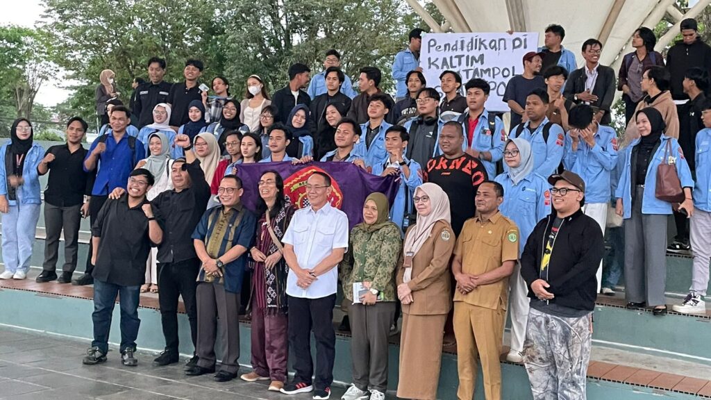 Foto bersama peserta Diskusi Publik BEM FISIP UMNUL di Teras Samarinda, Senin (30/6/2025).