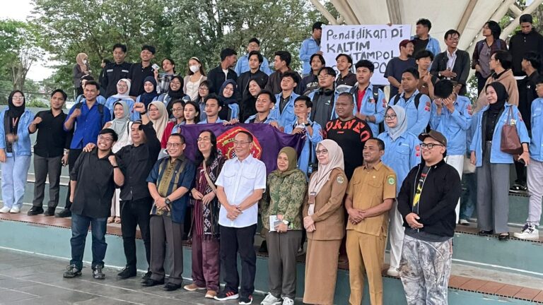 Foto bersama peserta Diskusi Publik BEM FISIP UMNUL di Teras Samarinda, Senin (30/6/2025).