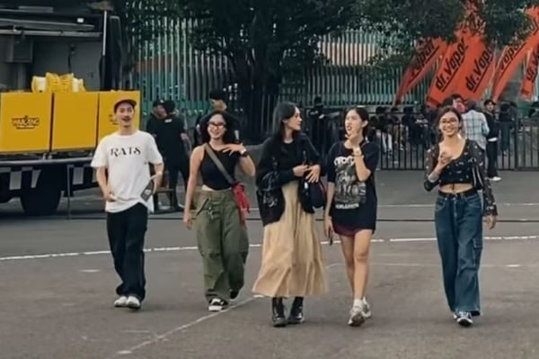 Ilustrasi membangun persona di Media Sosial dengan trend gaya Skena.